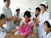 ���簸��������Ů����С��è���ؼ�Ц��